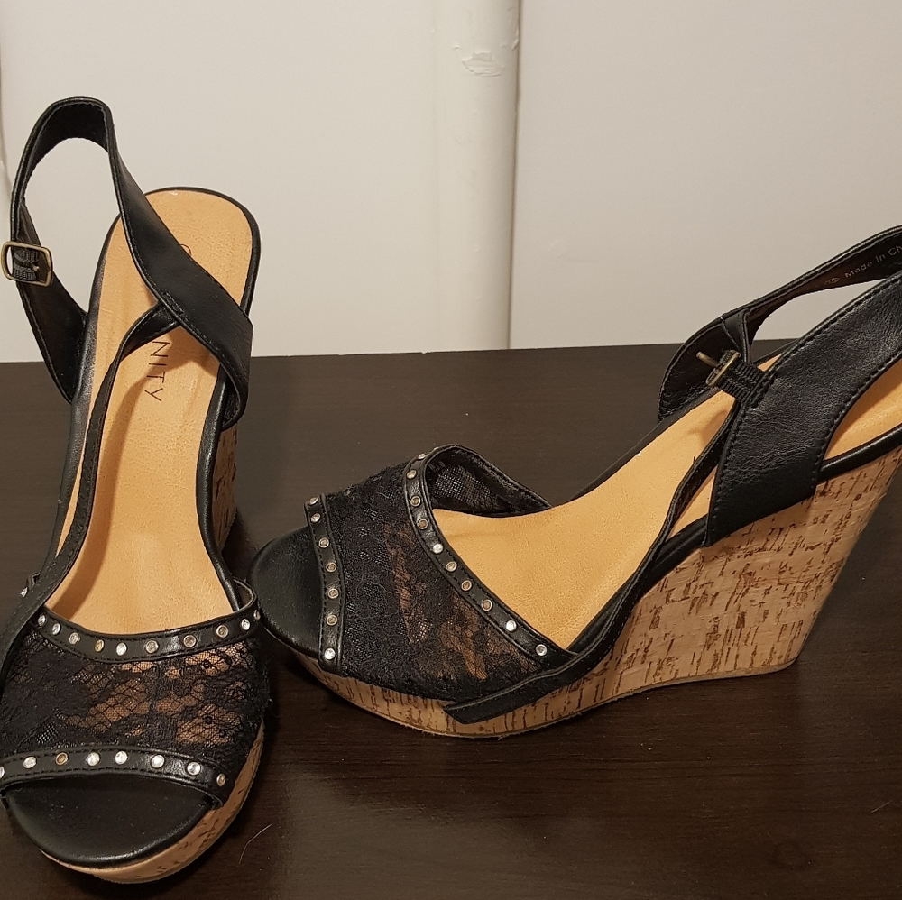 Vanity Lace Wedges